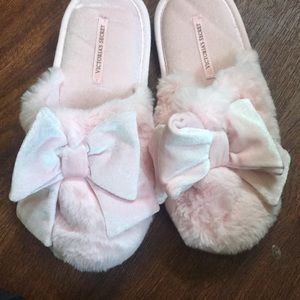 Victoria’s Secret light pink soft slippers w/ bow
